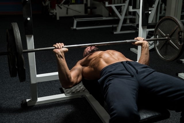 O supino reto com halter é um dos principais exercícios para o peitora