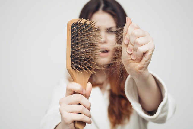 Meu cabelo está caindo muito. O que fazer? - Spazio Lins