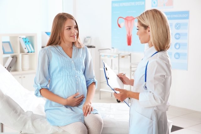 Mulher grávida consultando com o obstetra