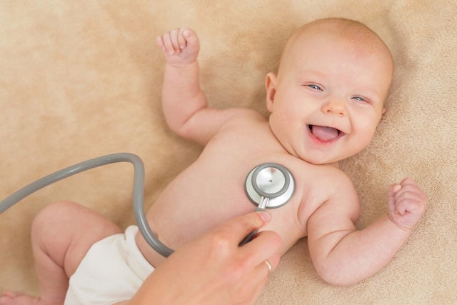 pédiatre qui pose un stéthoscope sur un enfant pour mesurer ses battements cardiaques