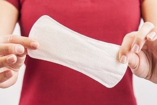 Menstruação com coágulos: 7 principais causas e o que fazer