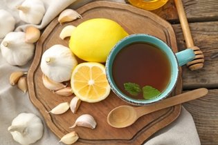 Imagem ilustrativa do artigo Chá de alho: para que serve e como fazer (com 5 receitas)