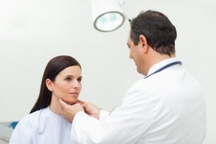 Bolitas en el cuello: 7 causas y qué hacer
