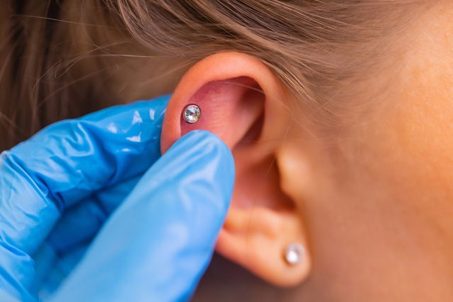 Meu rosto ficou azul”, diz jovem após colocar piercing na orelha