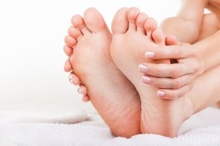 Dor nos dedos do pé: 12 principais causas e o que fazer