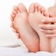 Dor nos dedos do pé: 10 principais causas e o que fazer