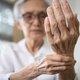6 principais sintomas de artrite reumatoide (com teste online)