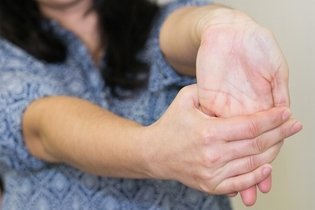 Dolor en las articulaciones de los dedos: 8 causas y qué hacer