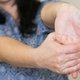 Dor nas juntas dos dedos: 6 principais causas (e o que fazer)