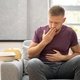 10 principais sintomas de refluxo e o que fazer