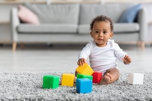 5 brincadeiras para estimular o bebê a sentar sozinho