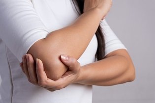 Dor no braço direito: 11 causas comuns e o que fazer