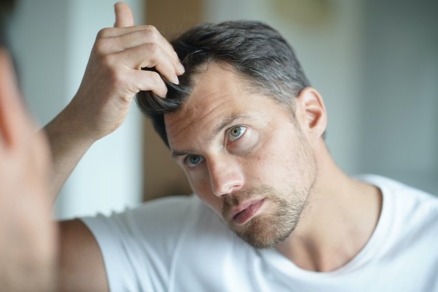 يتساقط الشعر كثيرًا: أهم 10 أسباب وماذا تفعل