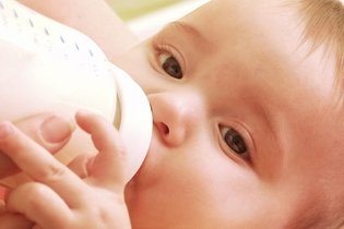Imagem ilustrativa do artigo Quando dar leite de vaca para o bebê