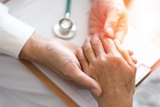 Doença de Parkinson: o que é, sintomas, causas e tratamento