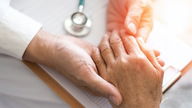 Doença de Parkinson: o que é, sintomas, causas e tratamento