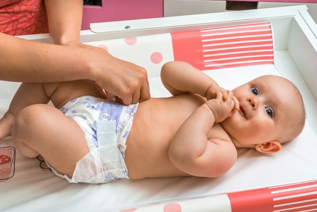 Bebê fazendo cocô de bolinhas e amarelo