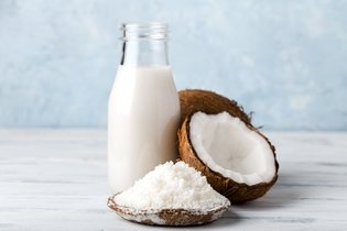 Farinha de coco: benefícios e como fazer (com receitas)