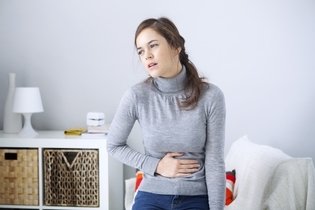 Dor na boca do estômago: 12 causas e o que fazer
