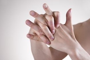Imagem ilustrativa do artigo Estalar os dedos faz mal ou é mito?