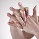 Estalar os dedos faz mal ou é mito?