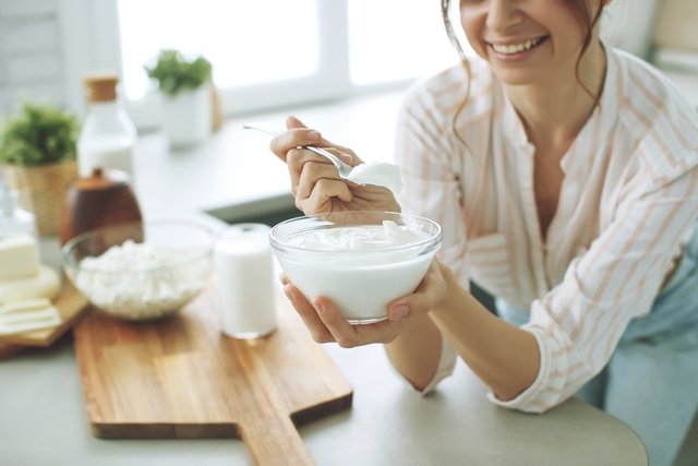 Mujer comiendo yogur