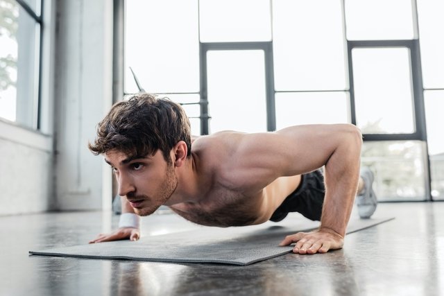 6 exercícios para treino de bíceps em casa - Tua Saúde