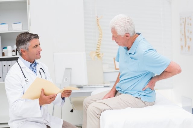 patient qui se plaint du bas du dos dans une consultation médicale