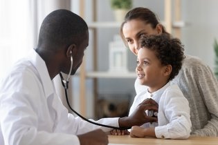 Bebê ou criança vomitando: o que fazer e quando ir ao médico