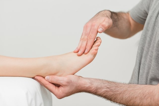 Cómo hacer un masaje en los pies - Tua Saúde
