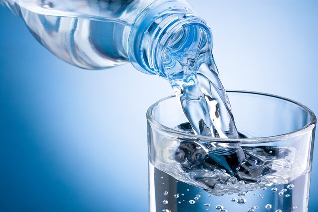 Agua: Sus beneficios en caso de infecciones, beber agua 