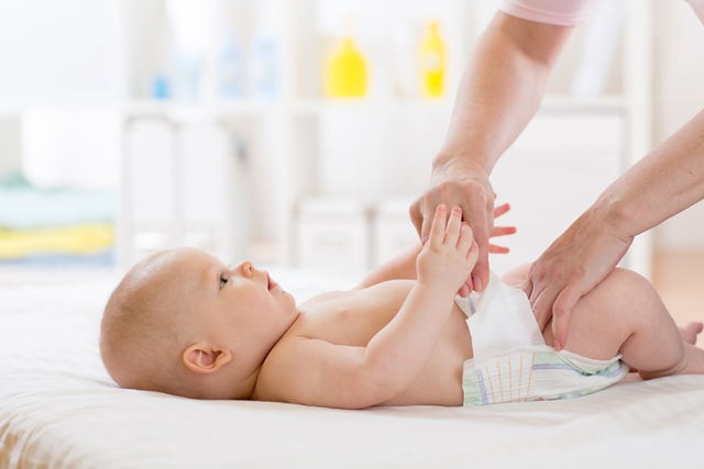 Bebê fazendo cocô de bolinhas e amarelo