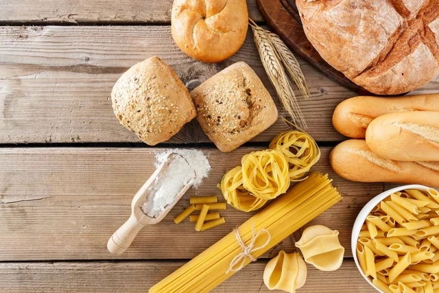 Diferentes alimentos con gluten, como pan, pastas y harina de trigo
