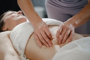Imagem ilustrativa do artigo Massagem para perder barriga: benefícios e como fazer
