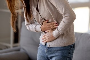 Gastrite nervosa: o que é, sintomas, tratamento (e o que comer)