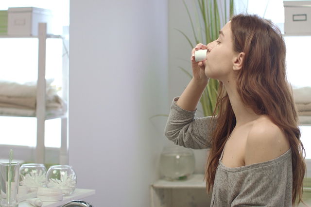 Mulher fazendo bocheco com água e sal para aliviar a queimadura na língua