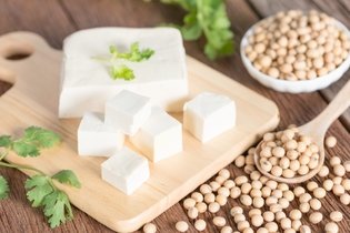 Imagem ilustrativa do artigo Tofu: o que é, benefícios e como fazer (com receitas)