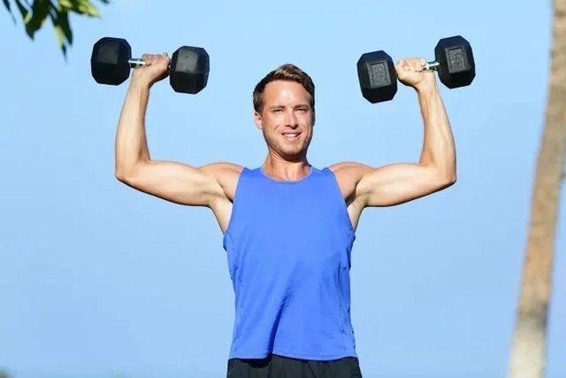 El entrenamiento 3 en 1 para hacer en casa - Bíceps y hombros