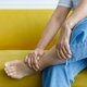 Formigamento nas pernas e pés: 16 causas e o que fazer