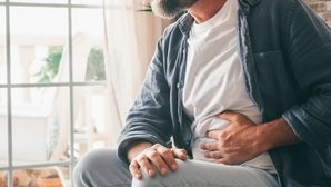 Dolor abdominal lado izquierdo: 9 causas y qué hacer