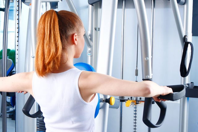 Treino de costas definido em fundo branco exercícios para homens treinamento  duro