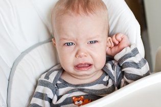 Dor de ouvido em bebê: sintomas e remédios