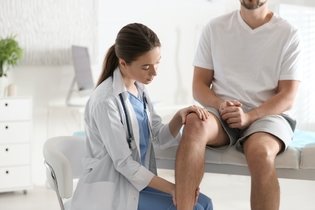 Água no joelho: o que é, sintomas, causas e tratamento