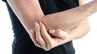 Dolor en el brazo derecho: 11 causas y qué hacer