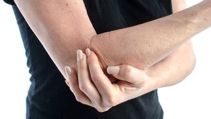 Dolor en el brazo derecho: 11 principales causas y qué hacer