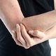 Dolor en el brazo derecho: 11 causas y qué hacer
