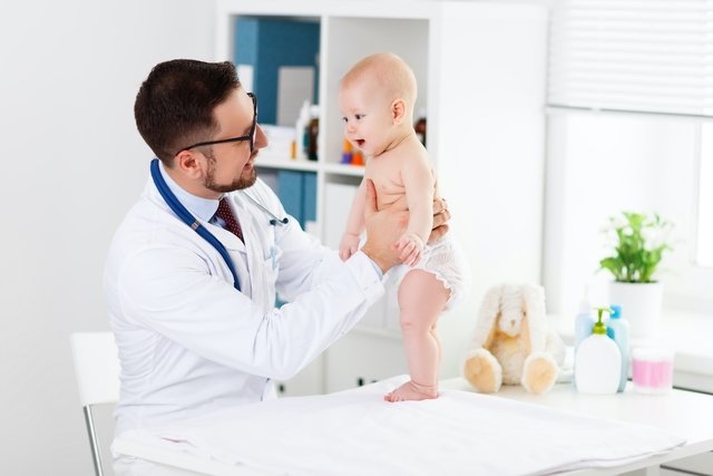 Pediatra com bebê no colo