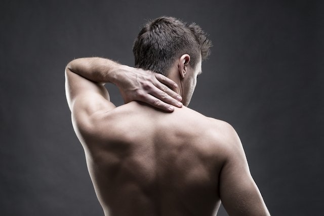 Dor no meio das costas: 7 possíveis causas e o que fazer