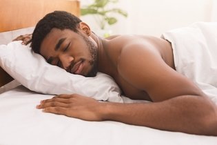 10 benefícios de dormir pelado