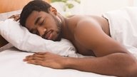 10 benefícios de dormir pelado
